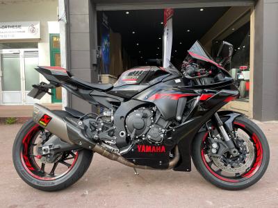 YAMAHA R1